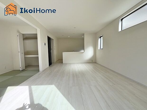 【居間・リビング】◆同社施工例◆リビングは長方形で家具を配置しやすい間取りとなっております。