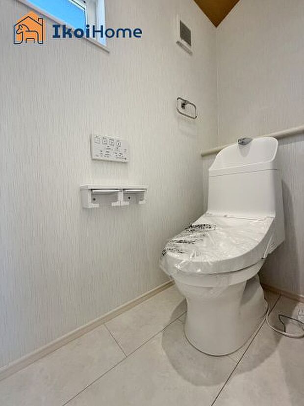 【トイレ】施工事例:トイレには温水洗浄便座機能付きで、冬も便座が冷たくないので腰冷えを避けられます。