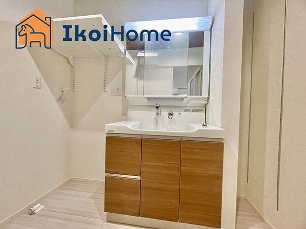 【洗面台】施工事例:三面鏡で左右や後ろ髪のセットもしやすく、非常に便利です。また、鏡の後ろも収納ができるので、洗面周りもスッキリします。