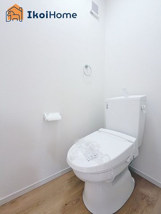 【トイレ】トイレには温水洗浄便座機能付きで、冬も便座が冷たくないので腰冷えを避けられます。