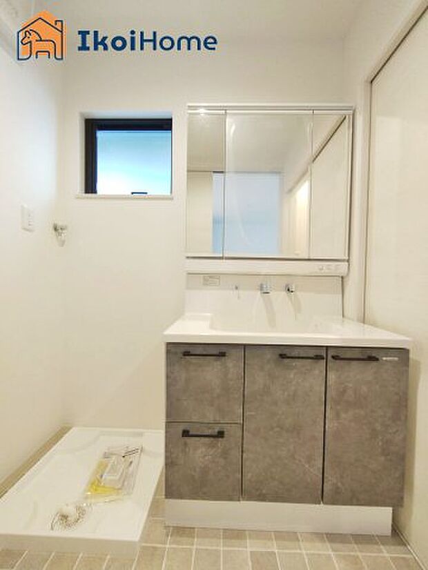 【洗面台】■施工例■三面鏡で左右や後ろ髪のセットもしやすく、非常に便利です。また、鏡の後ろも収納ができるので、洗面周りもスッキリします。