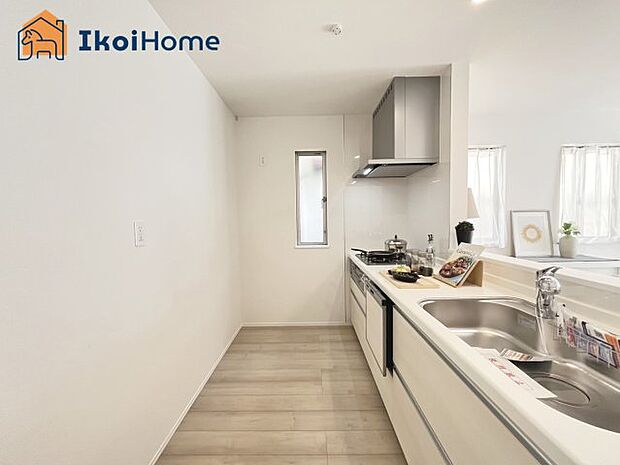 【キッチン】●施工事例●カウンターキッチンは開放的な雰囲気があり、リビングとダイニングが一体化した空間を作り出しています。