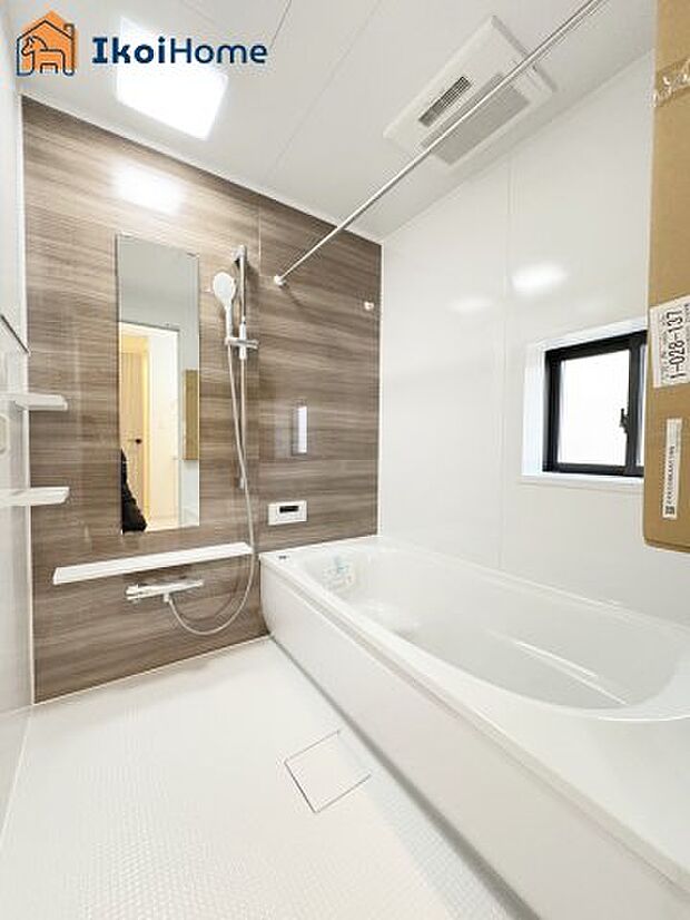 【お風呂】一般的な畳2枚分の浴室の広さになっています。お子様と一緒に入っても狭くありません。