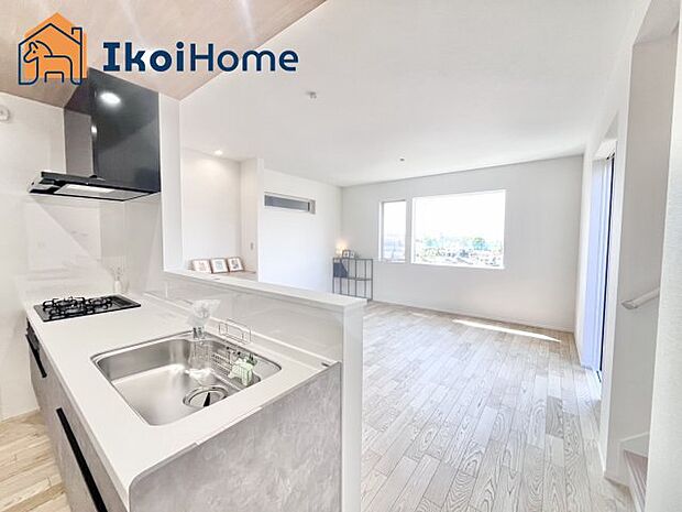 【内装】【ホームページに現地動画掲載中】●年中無休:当日予約可●ウッドデッキに繋がる大きな窓もございます。