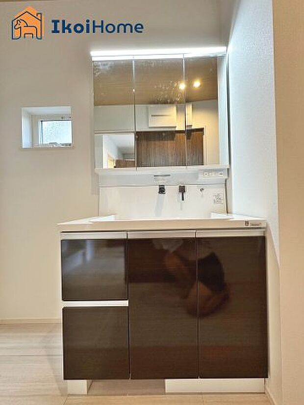 【洗面台】●施工事例●三面鏡で左右や後ろ髪のセットもしやすく、非常に便利です。また、鏡の後ろも収納ができるので、洗面周りもスッキリします。