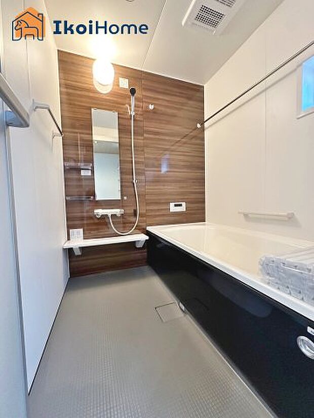 【お風呂】●施工事例●一般的な畳2枚分の浴室の広さになっています。お子様と一緒に入っても狭くありません。