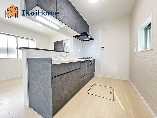 【キッチン】【ホームページに現地動画掲載中】●年中無休:当日予約可●人気の対面式のキッチンで明るい!