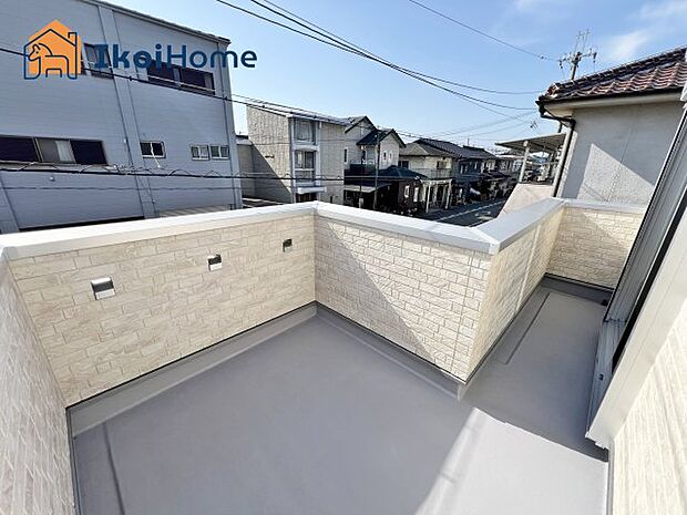 【バルコニー】ゆったりとしていて広いので、たくさんのお洗濯物を干せるだけでなく、お子様との遊びスペースとしても利用できます。