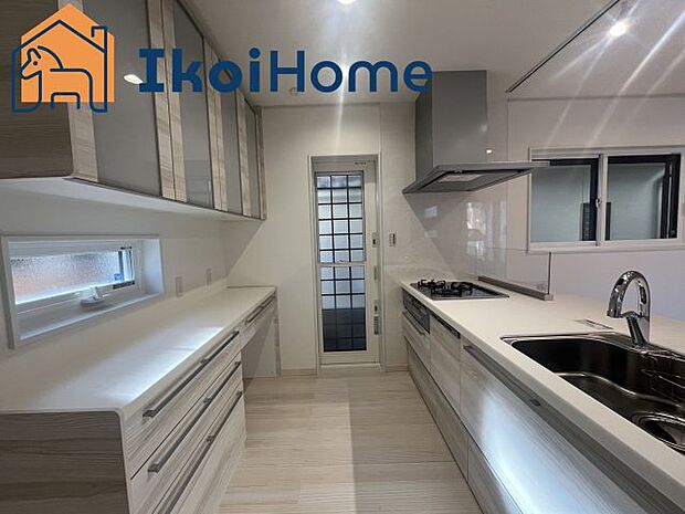 【キッチン】◆同社施工例◆年中無休:当日予約可●シンクは傷や汚れが付きにくく音を大幅に軽減する静音仕様