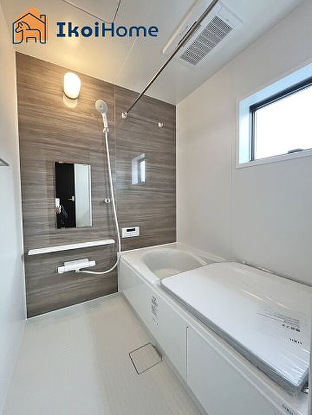 【お風呂】一般的な畳2枚分の浴室の広さになっています。お子様と一緒に入っても狭くありません。