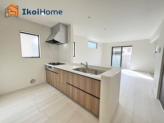 【キッチン】●施工事例●カウンターキッチンは開放的な雰囲気があり、リビングとダイニングが一体化した空間を作り出しています。