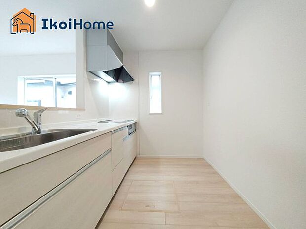 【キッチン】●施工事例●カウンターキッチンは開放的な雰囲気があり、リビングとダイニングが一体化した空間を作り出しています。