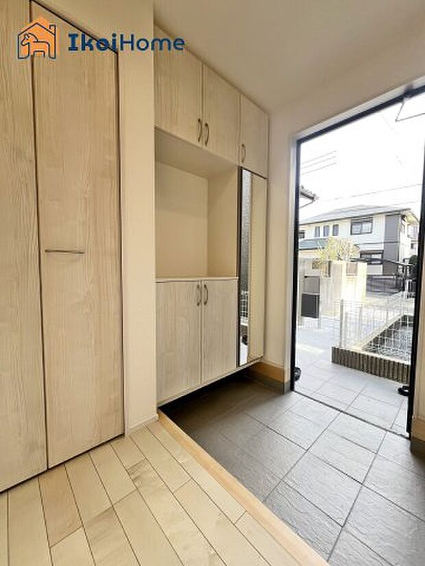 【シューズインクローゼット】鏡付きのシューズインクローゼットはお出かけ前に身だしなみをチェックすることができます。