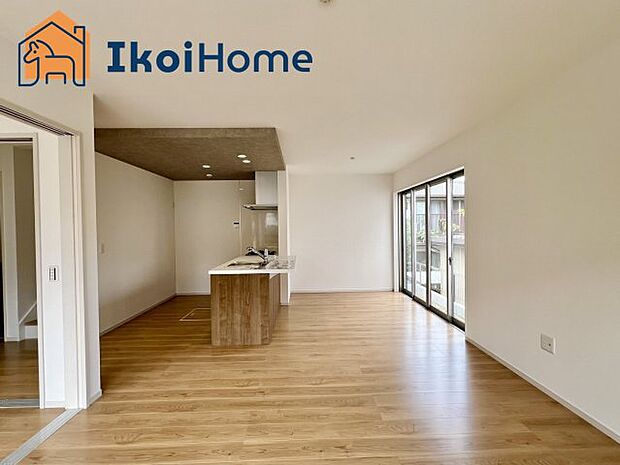 【居間・リビング】【ホームページに現地動画掲載中】●年中無休:当日予約可●大きな窓から光が差し込み人気の対面キッチン♪