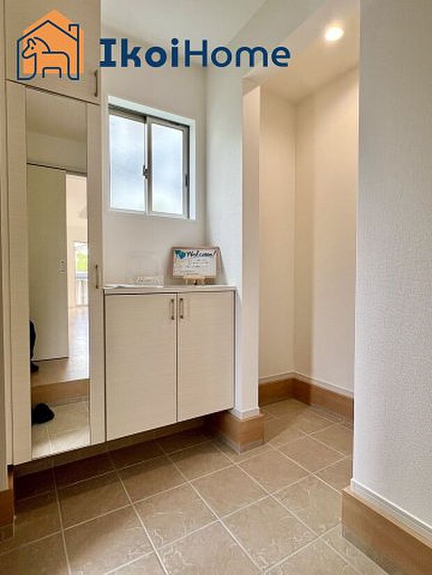 【シューズインクローゼット】鏡付きのシューズインクローゼットはお出かけ前に身だしなみをチェックすることができます。