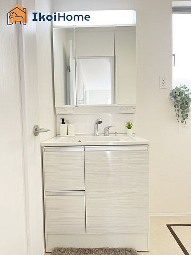 【洗面台】◆施工例◆三面鏡で左右や後ろ髪のセットもしやすく、非常に便利です。また、鏡の後ろも収納ができるので、洗面周りもスッキリします。