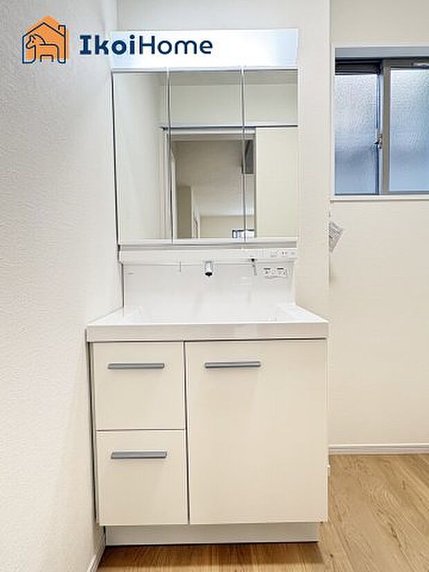 【洗面台】三面鏡で左右や後ろ髪のセットもしやすく、非常に便利です。また、鏡の後ろも収納ができるので、洗面周りもスッキリします。