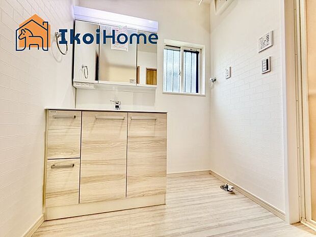 【洗面台】三面鏡で左右や後ろ髪のセットもしやすく、非常に便利です。また、鏡の後ろも収納ができるので、洗面周りもスッキリします。