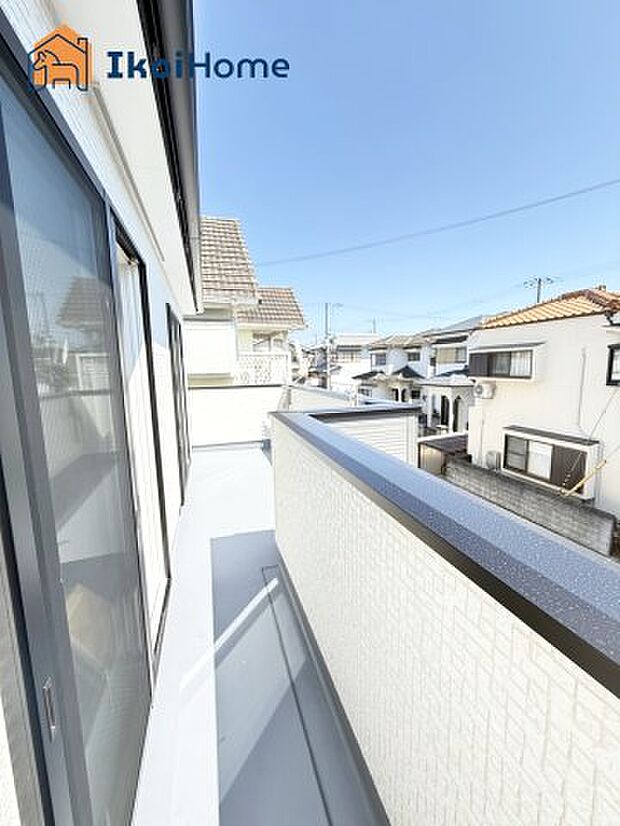 【バルコニー】屋根がないですがバルコニー屋根は約8万円から設置することも可能です。