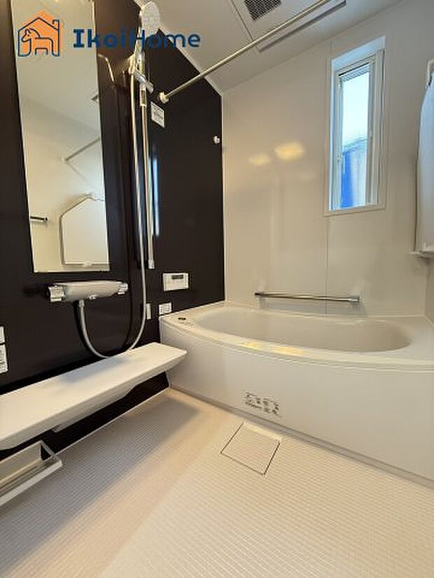 【お風呂】一般的な畳2枚分の浴室の広さになっています。お子様と一緒に入っても狭くありません。