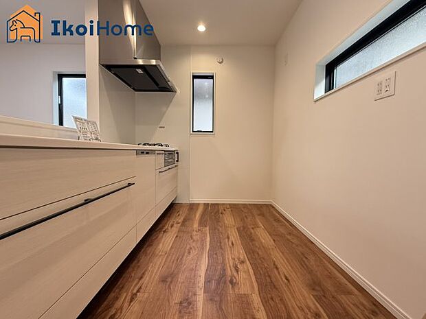 【キッチン】カウンターキッチンは開放的な雰囲気があり、リビングとダイニングが一体化した空間を作り出しています。