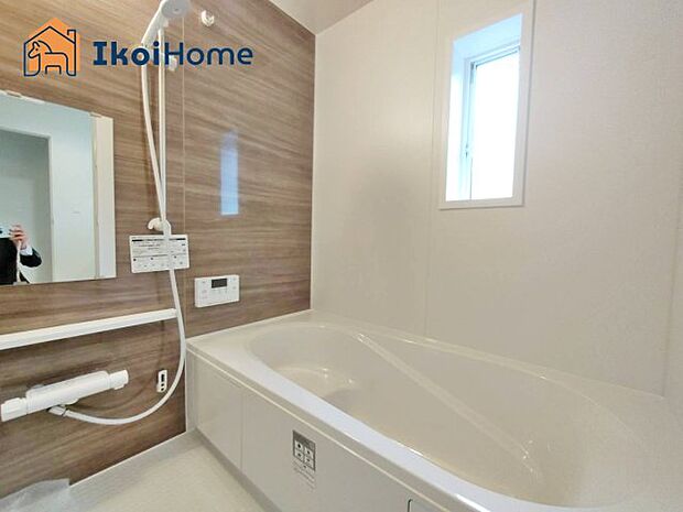 【風呂】◆同社施工例◆足を伸ばしてご入浴いただけるゆったりとした浴槽です。ベンチタイプで半身浴も可能です。