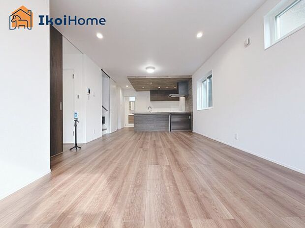 【居間・リビング】【ホームページに現地動画掲載中】●年中無休:当日予約可●人気の対面式のキッチンで明るい!