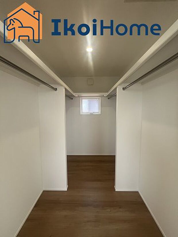 【ウォークインクローゼット】広いウォークインクローゼットはかさばりやすい衣類や大きな家電類も収納することができ、お部屋がスッキリとします。