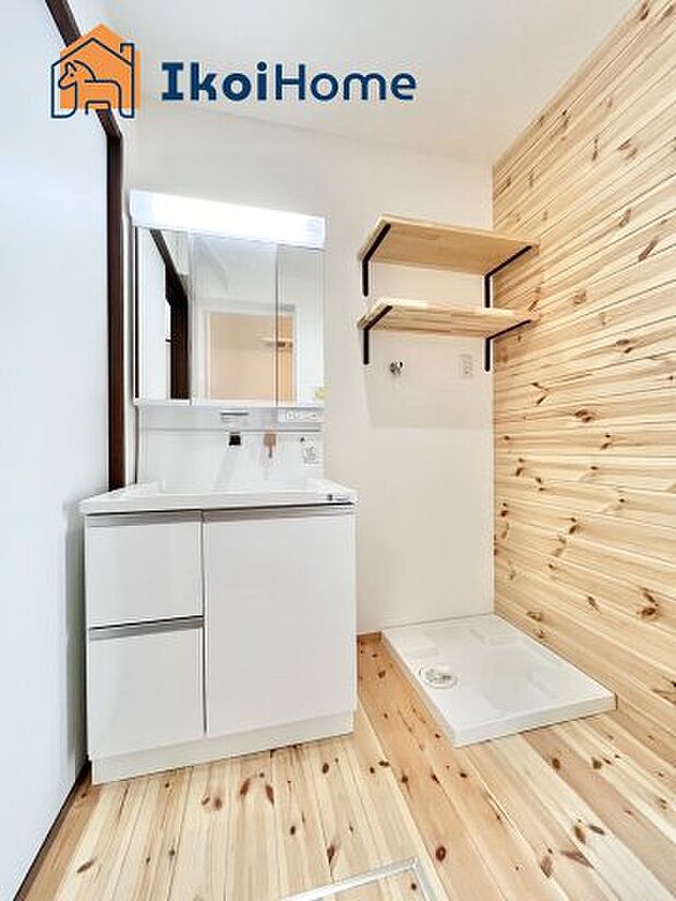 【洗面台】三面鏡で左右や後ろ髪のセットもしやすく、非常に便利です。また、鏡の後ろも収納ができるので、洗面周りもスッキリします。