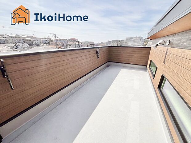 【バルコニー】ゆったりとしていて広いので、たくさんのお洗濯物を干せるだけでなく、お子様との遊びスペースとしても利用できます。