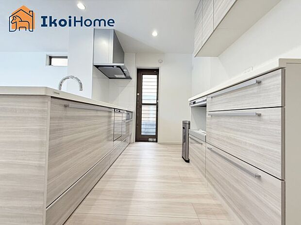 【キッチン】◆施工例◆カウンターキッチンは開放的な雰囲気があり、リビングとダイニングが一体化した空間を作り出しています。