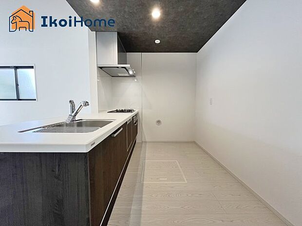 【キッチン】◆同社施工例◆カウンターキッチンは開放的な雰囲気があり、リビングとダイニングが一体化した空間を作り出しています。