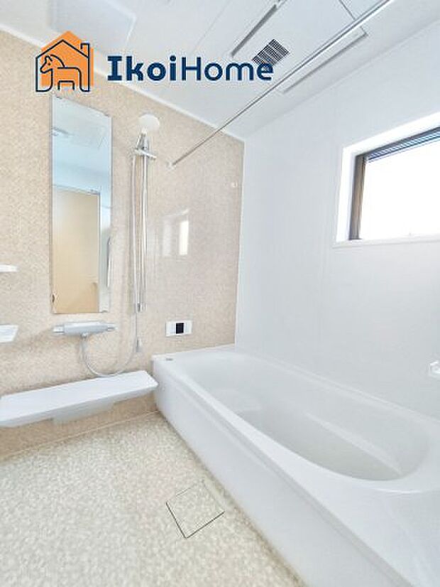 【お風呂】一般的な畳2枚分の浴室の広さになっています。お子様と一緒に入っても狭くありません。