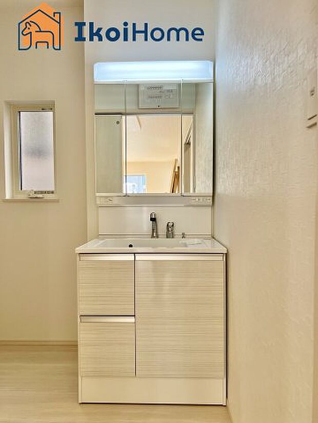 【洗面台】三面鏡で左右や後ろ髪のセットもしやすく、非常に便利です。また、鏡の後ろも収納ができるので、洗面周りもスッキリします。