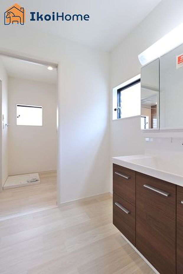 【洗面台】三面鏡で左右や後ろ髪のセットもしやすく、非常に便利です。また、鏡の後ろも収納ができるので、洗面周りもスッキリします。