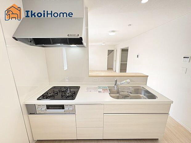 【キッチン】カウンターキッチンは開放的な雰囲気があり、リビングとダイニングが一体化した空間を作り出しています。