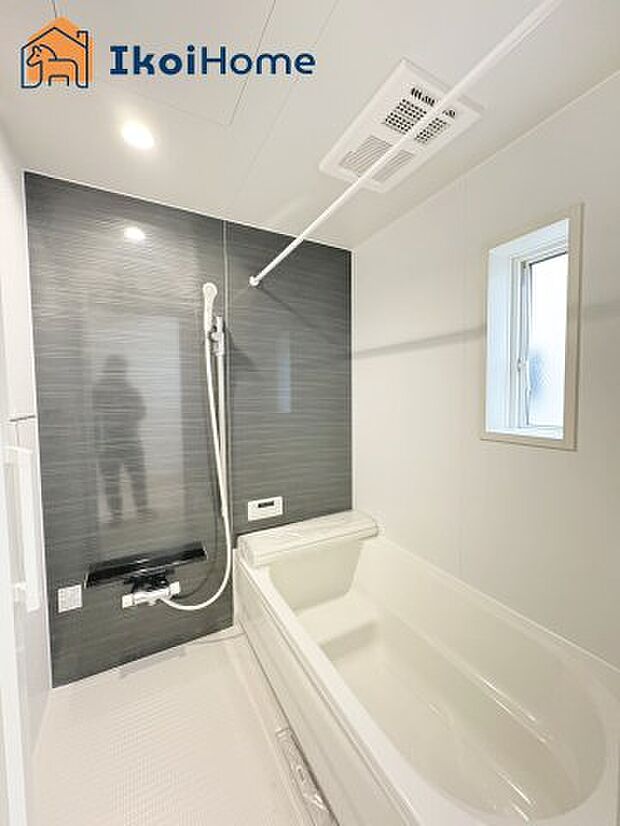 【お風呂】一般的な畳2枚分の浴室の広さになっています。お子様と一緒に入っても狭くありません。