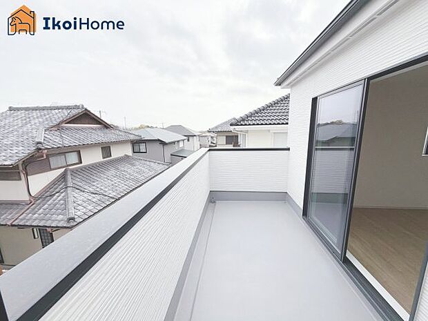 【バルコニー】屋根がないですがバルコニー屋根は約8万円から設置することも可能です。