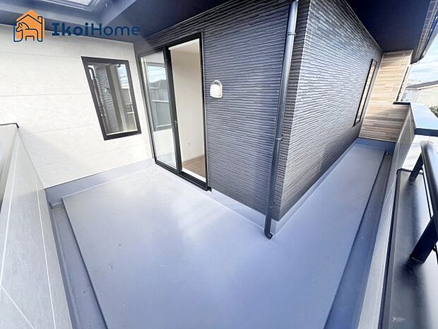 【バルコニー】屋根がないですがバルコニー屋根は約8万円から設置することも可能です。