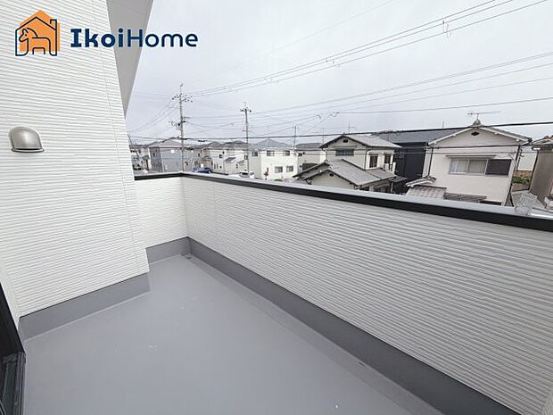 【バルコニー】屋根がないですがバルコニー屋根は約8万円から設置することも可能です。