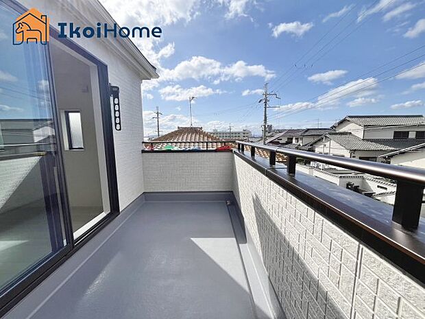 【バルコニー】●施工例●屋根がないですがバルコニー屋根は約8万円から設置することも可能です。