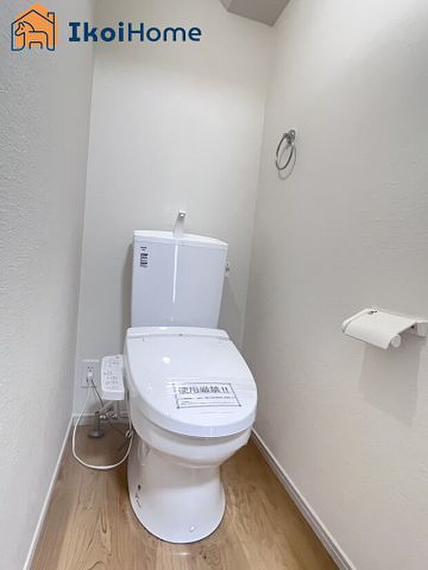 【トイレ】トイレには温水洗浄便座機能付きで、冬も便座が冷たくないので腰冷えを避けられます。