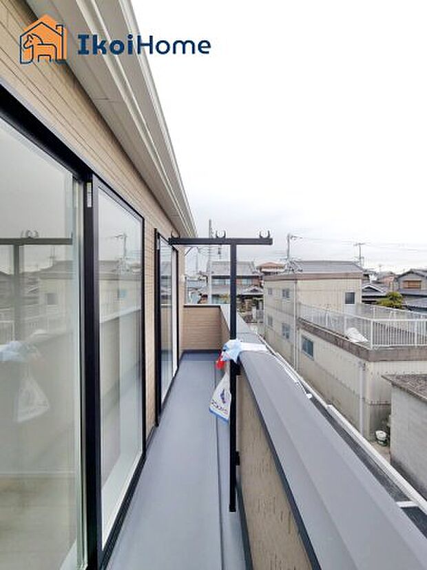 【バルコニー】■施工例■屋根がないですがバルコニー屋根は約8万円から設置することも可能です。