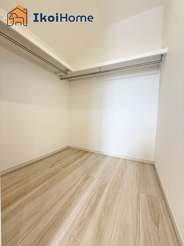 【ウォークインクローゼット】●同社施工例●広いウォークインクローゼットはかさばりやすい衣類や大きな家電類も収納することができ、お部屋がスッキリとします。