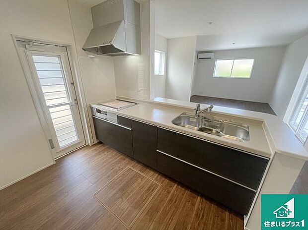 リビングと統一感があり、使い勝手のいいキッチン。広々としているので、二人並んで作業が出来ちゃいます。お子様と一緒に色々なお料理に挑戦できるスペースがあります。