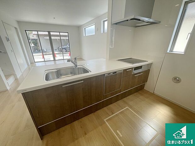 リビングと統一感があり、使い勝手のいいキッチン。広々としているので、二人並んで作業が出来ちゃいます。お子様と一緒に色々なお料理に挑戦できるスペースがあります。