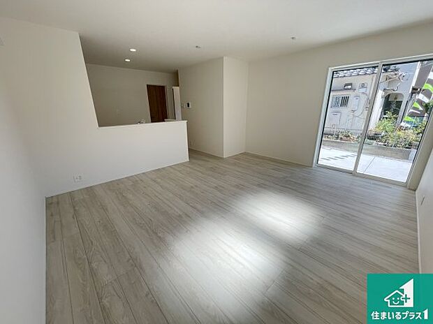 リビングと統一感があり、使い勝手のいいキッチン。広々としているので、二人並んで作業が出来ちゃいます。お子様と一緒に色々なお料理に挑戦できるスペースがあります。