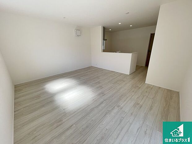 リビングと統一感があり、使い勝手のいいキッチン。広々としているので、二人並んで作業が出来ちゃいます。お子様と一緒に色々なお料理に挑戦できるスペースがあります。