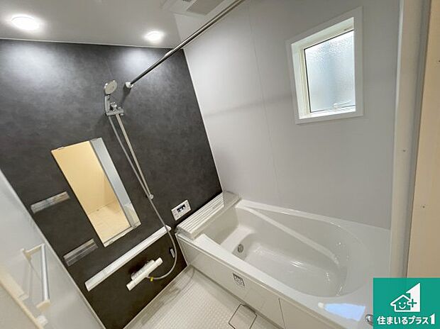 足をゆったり伸ばして寛げる浴槽です。窓が設けられていますので差し込む光が明るく穏やかな雰囲気にしてくれます♪浴室乾燥機も設置しているので、雨の日の洗濯物も安心です♪