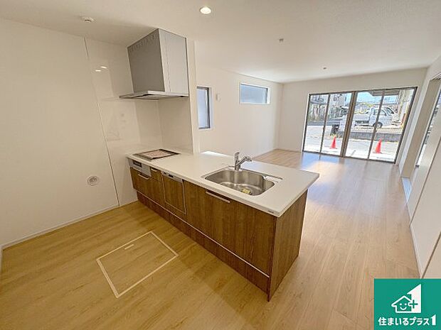 リビングと統一感があり、使い勝手のいいキッチン。広々としているので、二人並んで作業が出来ちゃいます。お子様と一緒に色々なお料理に挑戦できるスペースがあります。